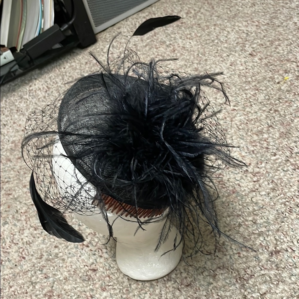 Vintage 40s/50s Black Fascinator with ostrich feather and mesh Veil - Picture 4 of 7